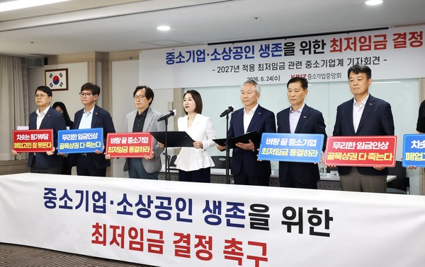 사설자영업자 57 경영 악화…최저임금 논쟁 동결 요구만으로 풀 수 없어 1.jpg